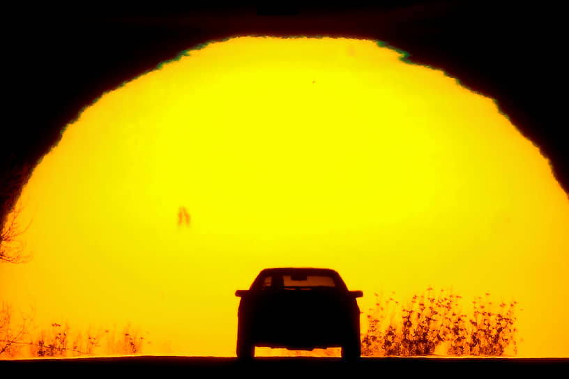 Шони, США. Автомобиль на фоне заката