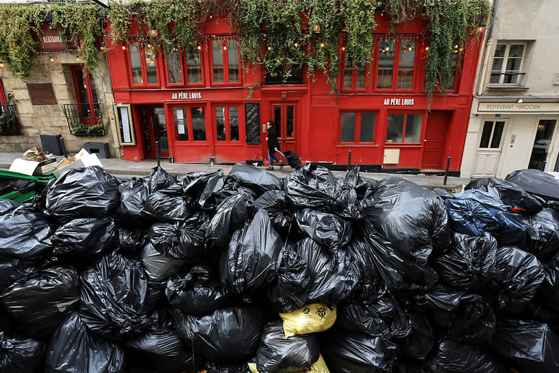 Париж, Франция. Мешки с отходами, скопившиеся из-за забастовки уборщиков мусора против пенсионной реформы