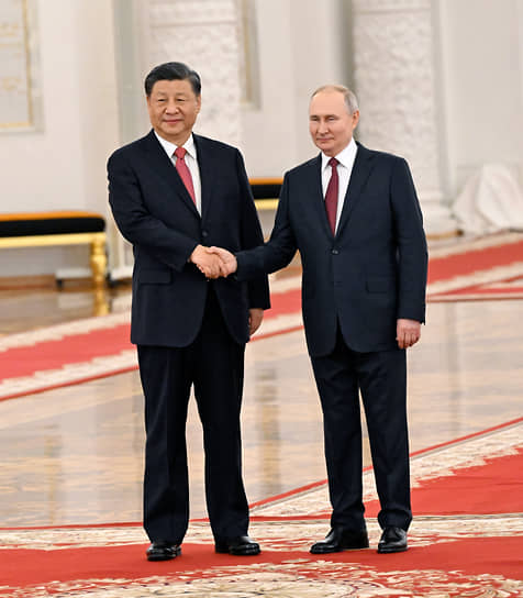 Президент России Владимир Путин (справа) и председатель КНР Си Цзиньпин 