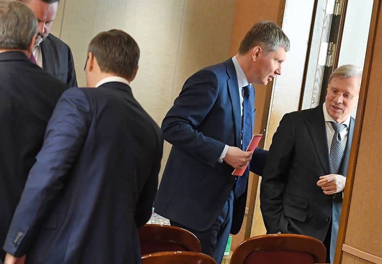 Министр экономического развития Максим Решетников (в центре) и глава Минтранса Виталий Савельев (справа) перед началом заседания Госдумы