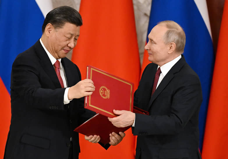 Председатель КНР Си Цзиньпин (слева) и президент России Владимир Путин