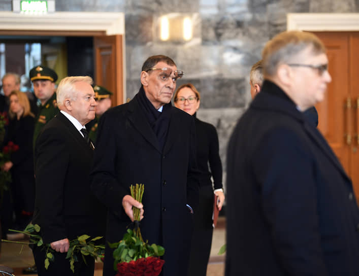 Член ЦИК РФ Борис Эбзеев (в центре) и депутат Госдумы Леонид Ивлев (слева) на церемонии