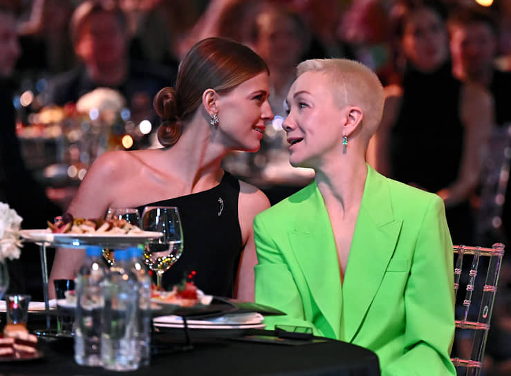 Актрисы Софья Эрнст (слева) и Дарья Мороз на церемонии вручения премии Ассоциации продюсеров кино и телевидения