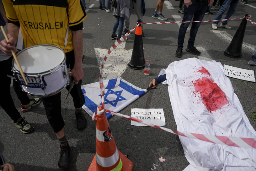 Перфоманс протестующего в Тель-Авиве
