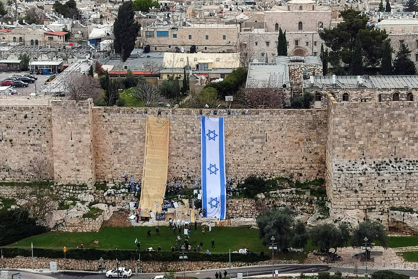 23 марта протестующие повесили гигантский национальный флаг и копию Декларации независимости Израиля на стену Старого города в Иерусалиме