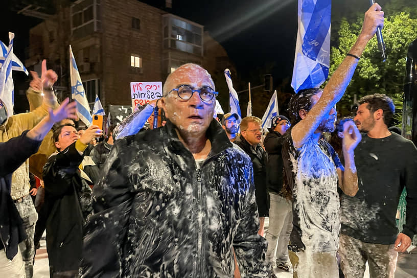 26 марта Биньямин Нетаньяху снял с должности главу Минобороны Йоава Галанта, призывал отказаться от инициативы, расколовшей страну. Отставка министра вызвала новую волну стихийных протестов