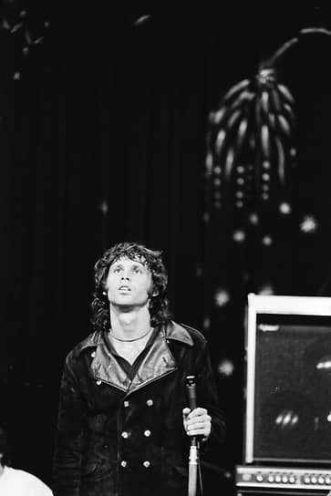 На старте карьеры солист группы The Doors Джим Моррисон часто ночевал на крышах домов или под пирсом на пляже Венис-Бич. Сейчас в этом районе можно найти граффити с его портретом