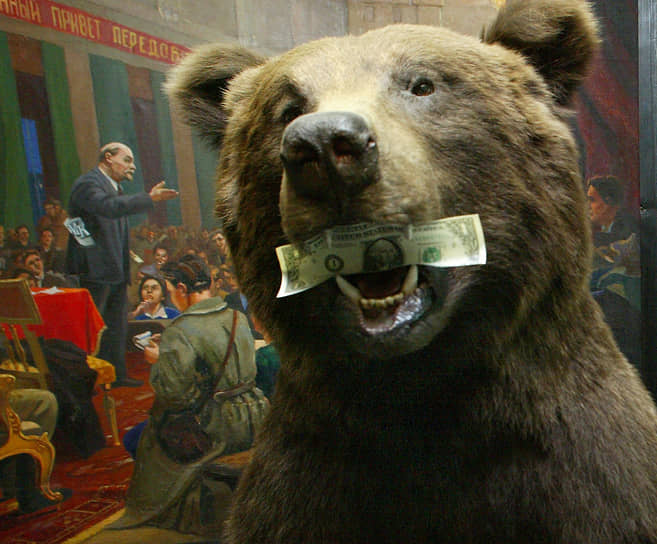 Русские медведи предпочитают закусывать зеленью &lt;br>
Москва. Чучело с долларом в зубах в холле пресс-центра «Московского комсомольца», 2004 год
