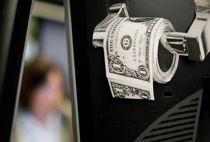 Доллар объединяет&lt;br>Франкфурт, Германия. Туалетная бумага из долларовых купюр, прикрепленная к экрану торгового терминала на немецкой фондовой бирже
