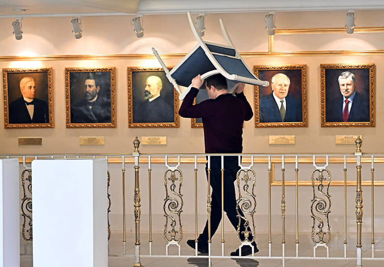 Москва. Холл с портретами сенаторов в здании Совета федерации