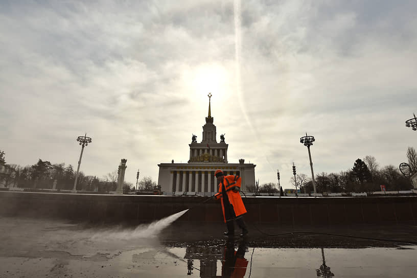 Москва. Промывка фонтана «Дружба народов» на ВДНХ 