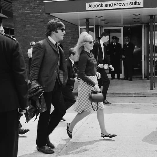 Джон и Синтия Ленноны в лондонском аэропорту после возвращения The Beatles из турне по Австралии и Новой Зеландии. 2 июля 1964 года