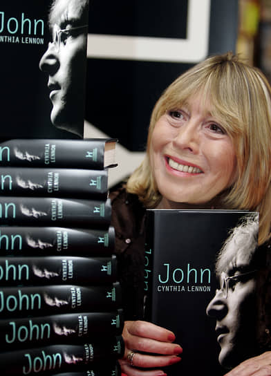 Cинтия Леннон с книгой «John: A Biography»