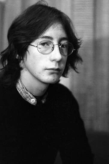9 декабря 1980 года. 17-летний Джулиан Леннон в лондонском аэропорту перед вылетом в Нью-Йорк, где накануне был застрелен его отец