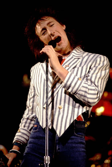 В 1984 году Джулиан Леннон выпустил первый диск, в 1985 году начал выступать с концертами