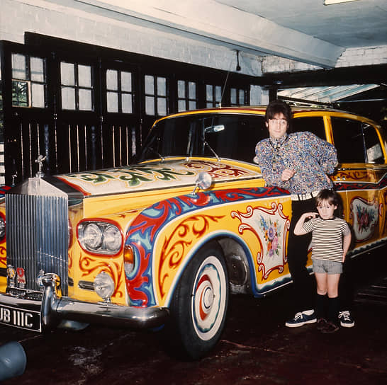 Джон Леннон с сыном Джулианом в своем гараже в Ливерпуле. Rolls-Royce певец купил в 1964 году, в психоделическом стиле машина была покрашена в 1967 году