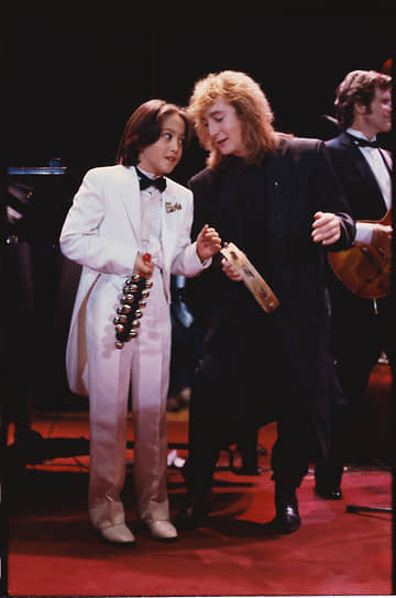 Шон Леннон (слева) вспоминал, что его научил играть на гитаре его единокровный брат Джулиан (справа)