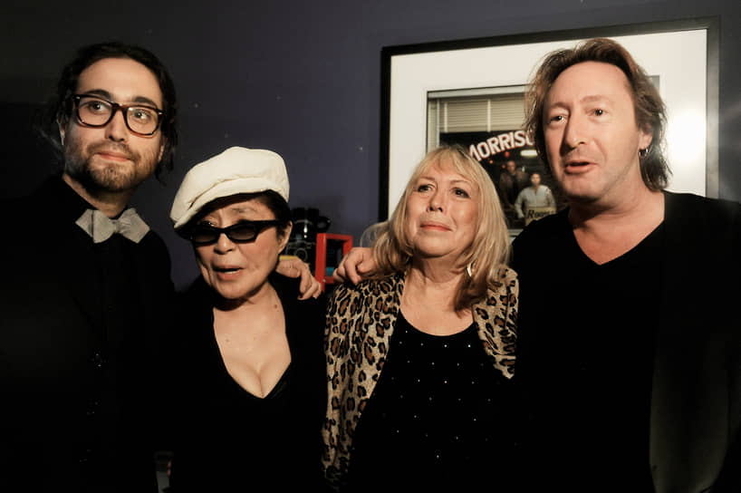 Вдова, первая жена, два сына. Слева направо: Шон Леннон, Йоко Оно, Синтия Леннон, Джулиан Леннон. 2010 год