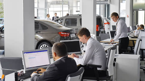 Авторынок РФ упал на низкой базе // В марте продажи сократились на 10,6%