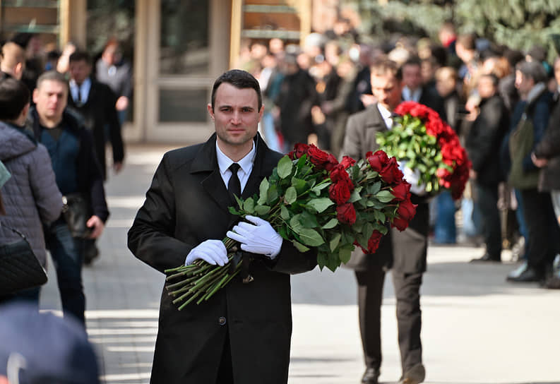 Цветы на церемонии прощания с военным корреспондентом 