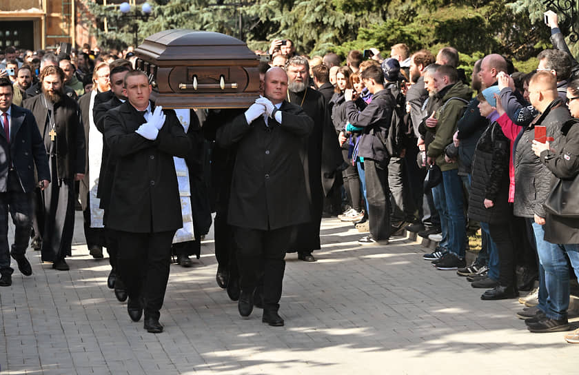 Вынос гроба с телом военного корреспондента Владлена Татарского