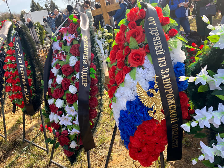 Траурные венки на Троекуровском кладбище