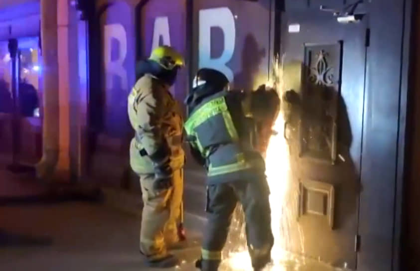 Двери одного из заведений на улице Ломоносова пришлось вскрывать пожарным