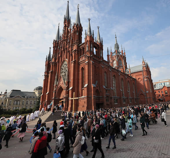 Москва, Россия. Крестный ход в Римско-католическом Кафедральном Соборе Непорочного Зачатия Пресвятой Девы Марии