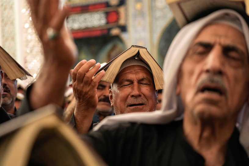 Багдад, Ирак. Шииты возлагают копии Корана на головы в святыне имама Мусы аль-Кадхими