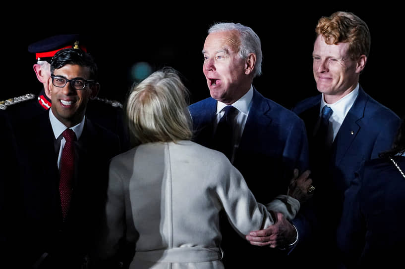 Графство Антрим, Северная Ирландия. Премьер-министр Великобритании Риши Сунак (слева) и посол США в Соединенном Королевстве Джейн Хартли приветствуют президента США Джо Байдена (в центре)