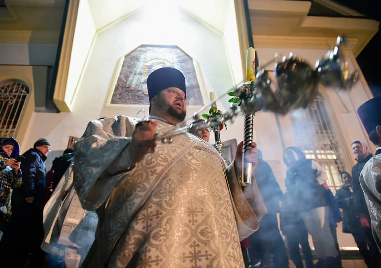 Крестный ход священнослужителей в Вознесенском кафедральном соборе Новосибирска