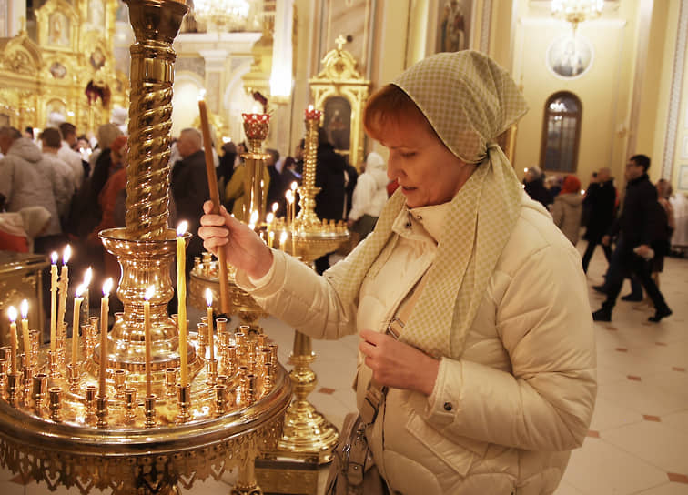 Верующие перед началом пасхального богослужения в Ростовском кафедральном соборе Рождества Пресвятой Богородицы