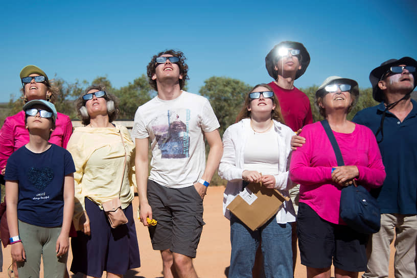 Затмение продолжалось около пяти с половиной часов&lt;br>
На фото: жители Австралии в защитных очках наблюдают за затмением