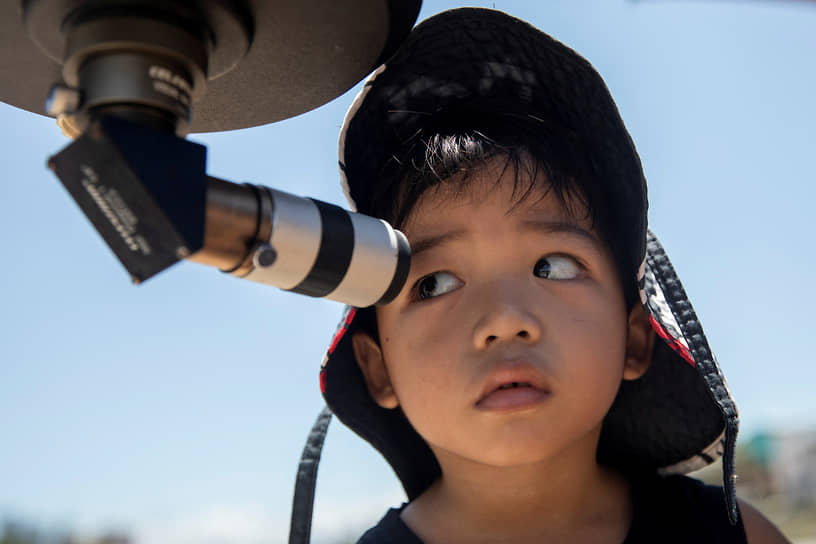 В прошлый раз гибридное затмение можно было наблюдать 3 ноября 2013 года&lt;br> 
На фото: мальчик смотрит через телескоп на солнечное затмение в Марикине на Филиппинах