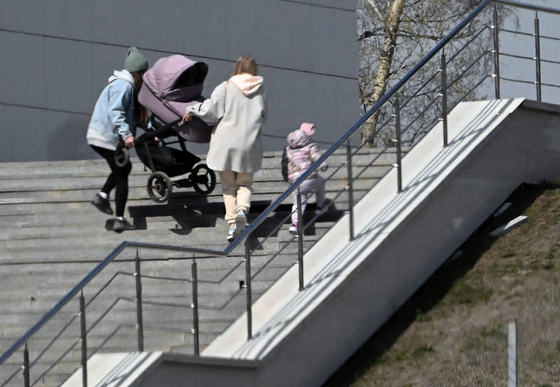 Москва. Местные жительницы поднимают детскую коляску по лестнице
