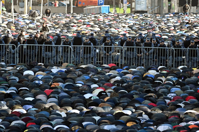 В Соборной мечети Москвы молились 10 тысяч верующих, еще несколько тысяч мусульман совершили намаз во дворе мечети