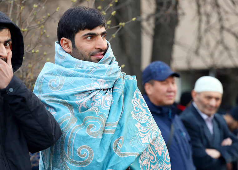 Мусульмане у Соборной мечети Москвы