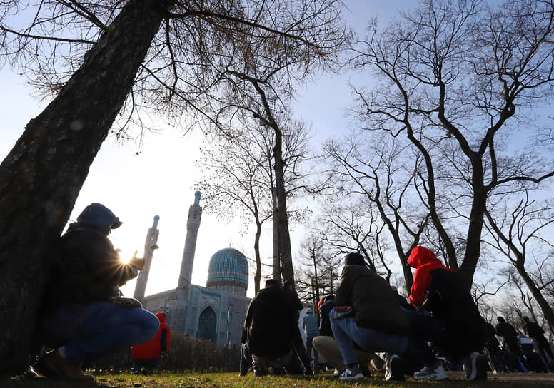 Мусульмане около Соборной мечети в Санкт-Петербурге