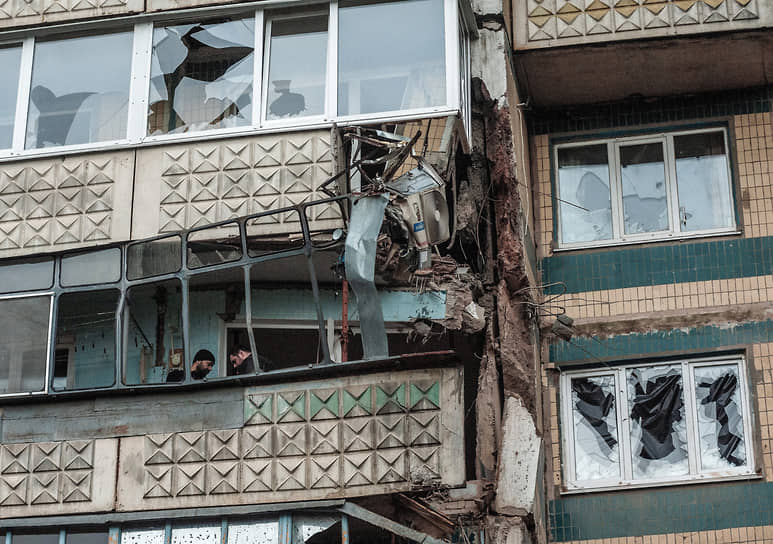 Выбитые стекла окон и разрушенные балконы в результате схода боеприпаса