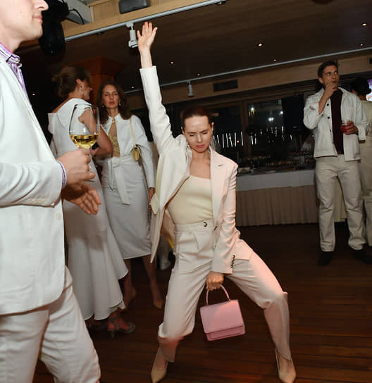 Актриса Елена Николаева на ежегодной White Party и церемонии вручения премии «Аванс» журнала «Кинорепортер» в ресторане «Чаiка»