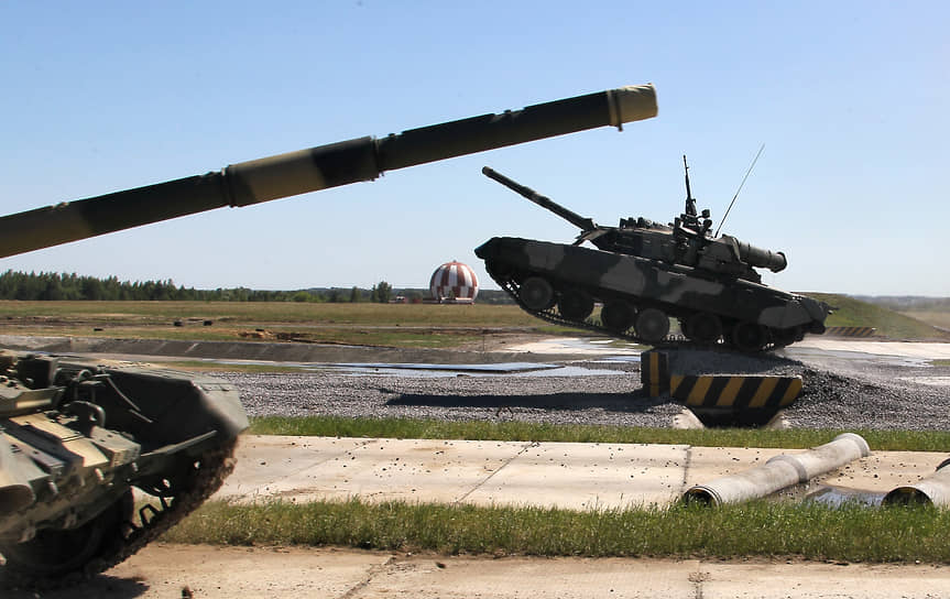 Шоу «летающих танков» Т-90 на международном форуме «Технологии в машиностроении»