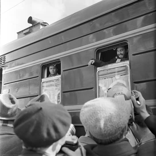 Рабочие Иркутского алюминиевого завода, прощаясь с Кастро на железнодорожном вокзале, вручили ему грамоту почетного металлурга и подарили войлочную шляпу плавильщика. Команданте был навсегда включен в список членов бригады — победительницы социалистического соревнования