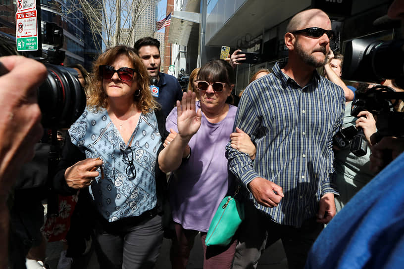 Родственники Джека Тейшейры покидают здание суда в Бостоне