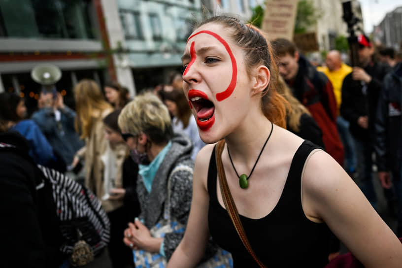 Будапешт. Участница демонстрации против решения венгерского правительства увеличить рабочую нагрузку учителей
