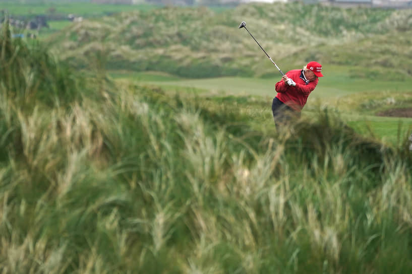 Дунбег, Ирландия. Бывший президент США Дональд Трамп играет в гольф на территории своего отеля