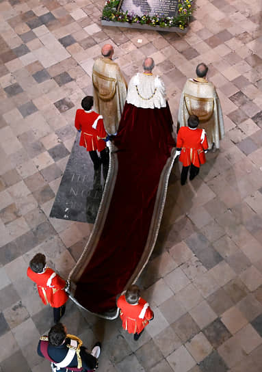 Король Карл III входит в Вестминстерское аббатство