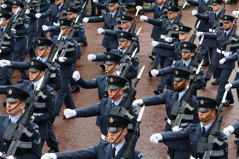 Военный марш после церемонии коронации