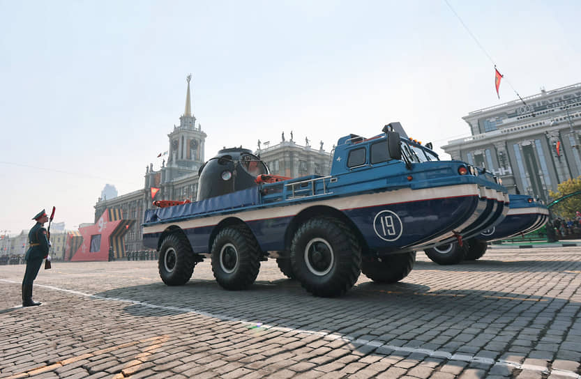 Прохождение военной техники на параде в Екатеринбурге