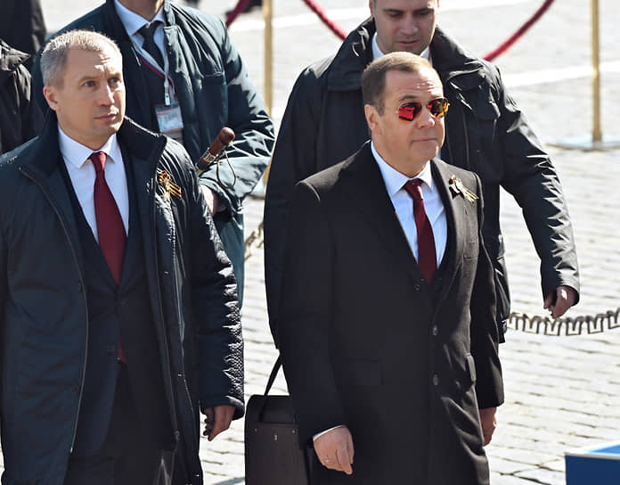 Заместитель председателя совета безопасности России Дмитрий Медведев (справа) перед началом парада