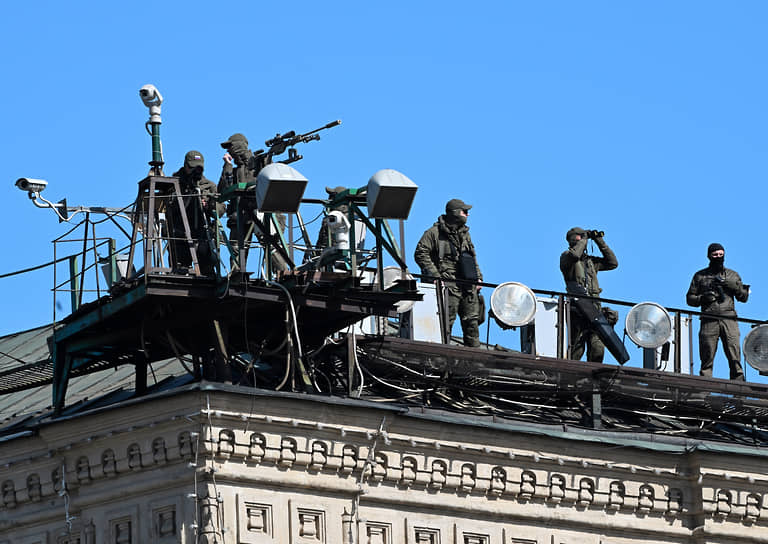 Сотрудники ФСО на крыше здания во время парада
